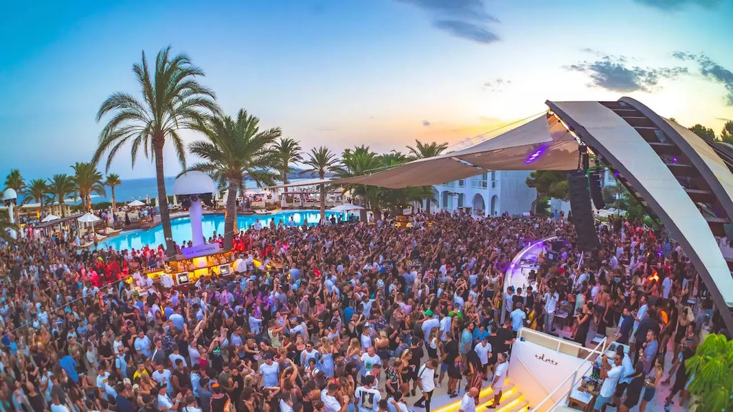 Pacha Ibiza: Nếu bạn yêu thích âm nhạc và vũ trường, Pacha Ibiza là địa điểm không thể bỏ qua. Sự kết hợp giữa khung cảnh đẹp, âm nhạc chất lượng và bữa tiệc tuyệt vời sẽ khiến bạn có một trải nghiệm tuyệt vời.
