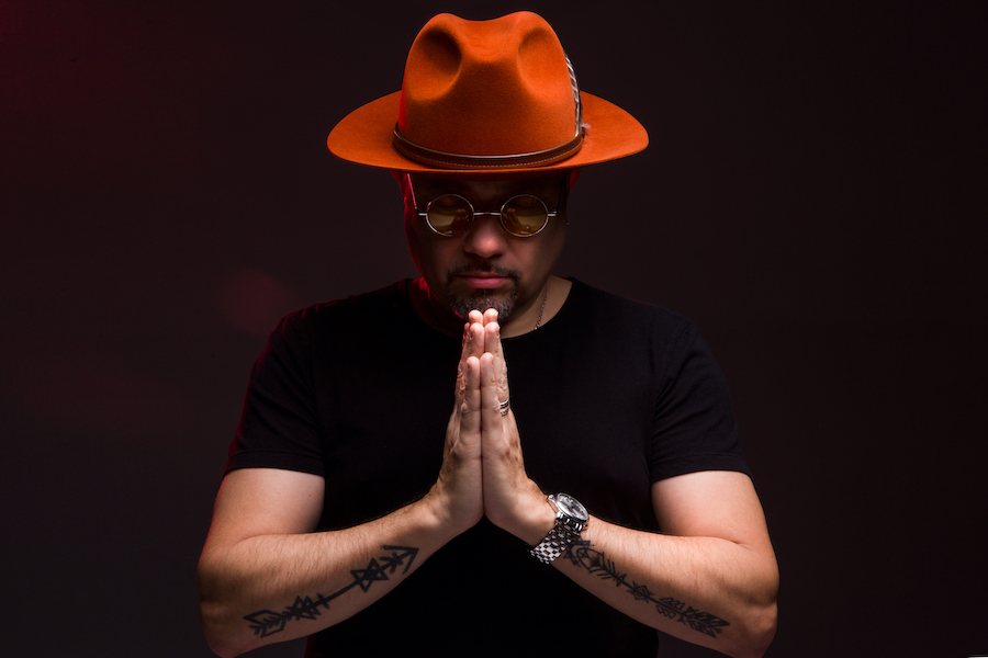 Louie Vega và album mới: Louie Vega là một trong những nhà sản xuất âm nhạc nổi tiếng nhất thế giới, và album mới của ông chắc chắn sẽ không làm bạn thất vọng. Hãy xem hình ảnh để được trải nghiệm âm nhạc đầy năng lượng và cảm xúc từ Louie Vega.